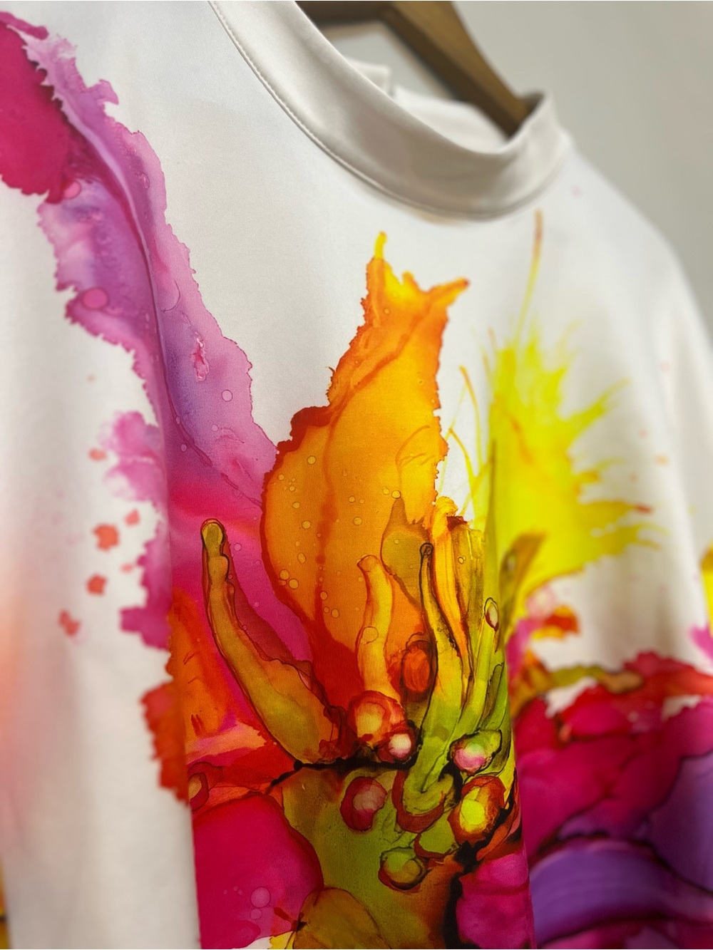 NWOT Stunning White Top Vibrant Watercolor Floral Print bright colours 3/4 sleev